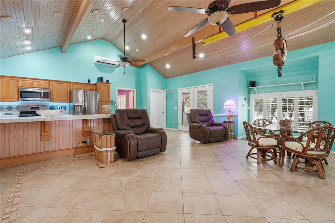 318 Traylor Avenue Rockport TX 78382