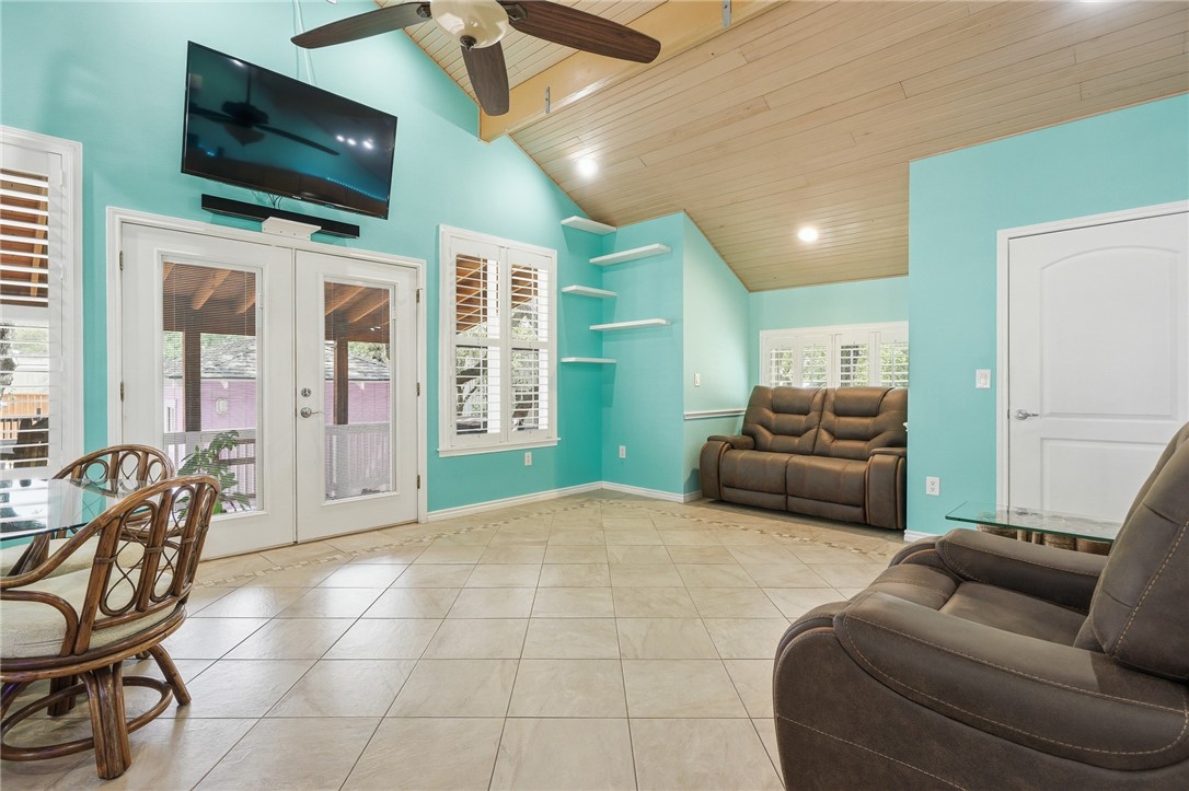 318 Traylor Avenue Rockport TX 78382