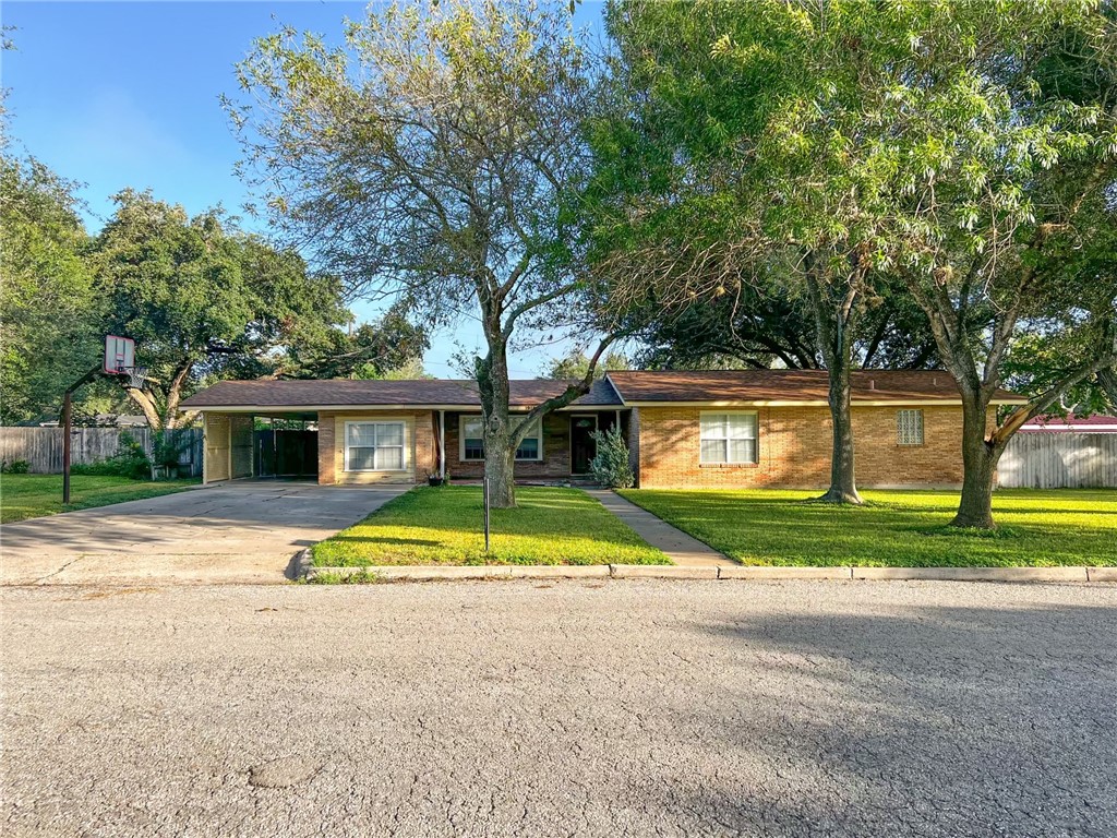 1915 Encino Avenue Alice TX 78332
