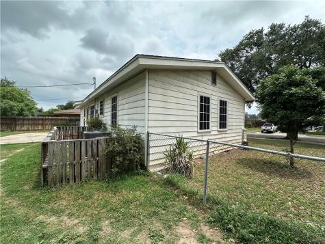 332 Woodlawn Street Sinton TX 78387