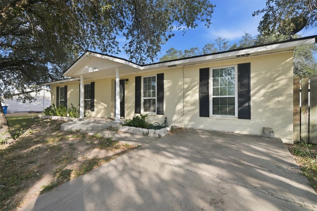 1307 William Street George West TX 78022