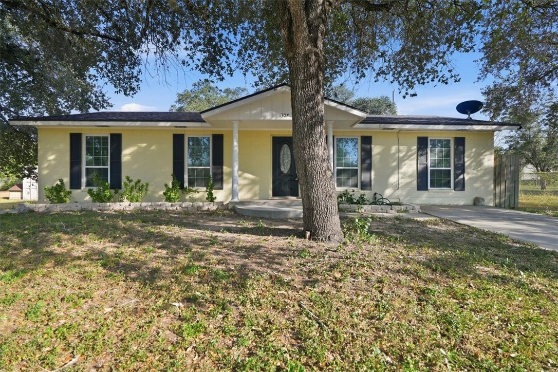 1307 William Street George West TX 78022