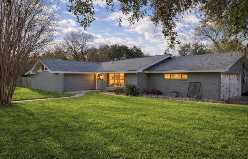 811 N Adams Avenue Beeville TX 78102