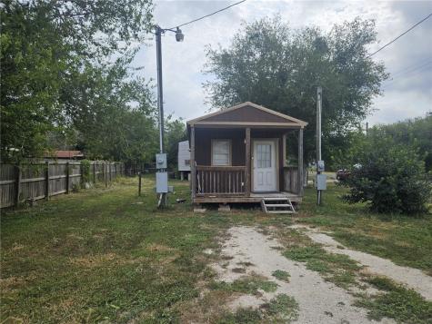 421 Walton Pettus TX 78146