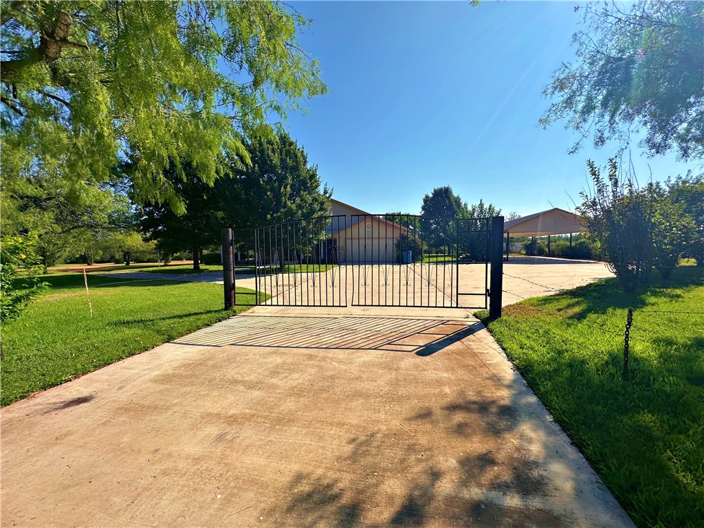 508 Lagunillas Avenue Charlotte TX 78011