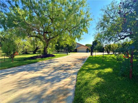 508 Lagunillas Avenue Charlotte TX 78011