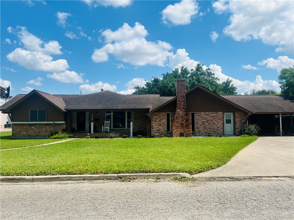 1916 Encino Avenue Alice TX 78332