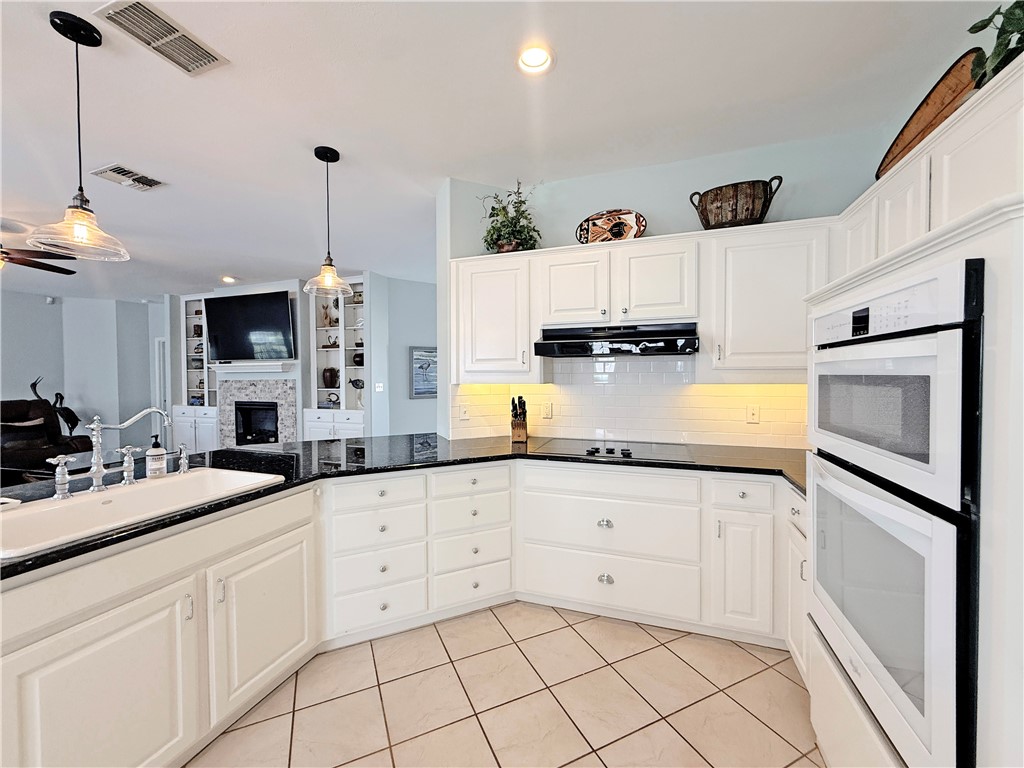 14 Saint Andrews Place Rockport TX 78382
