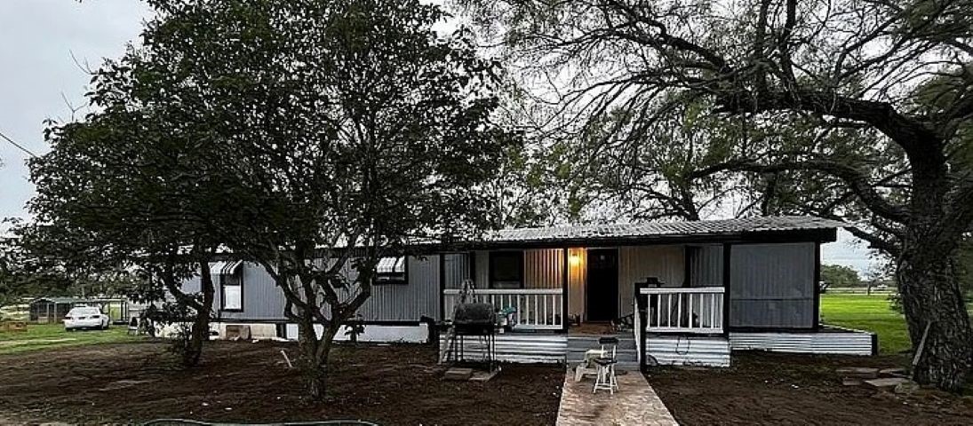 700 Lopez George West TX 78022