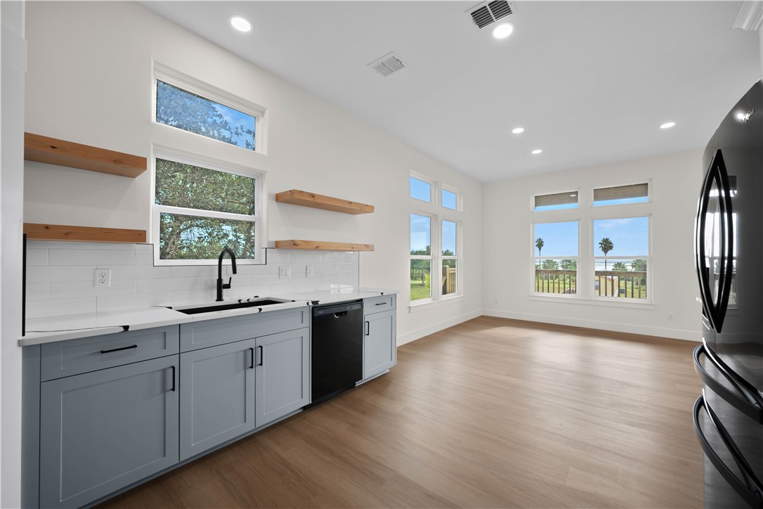 147 Front Rockport TX 78382