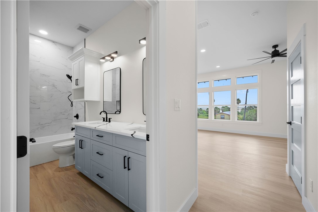 147 Front Rockport TX 78382