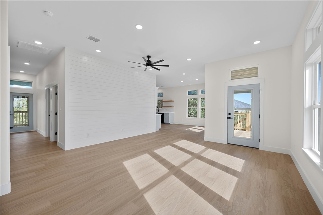 147 Front Rockport TX 78382