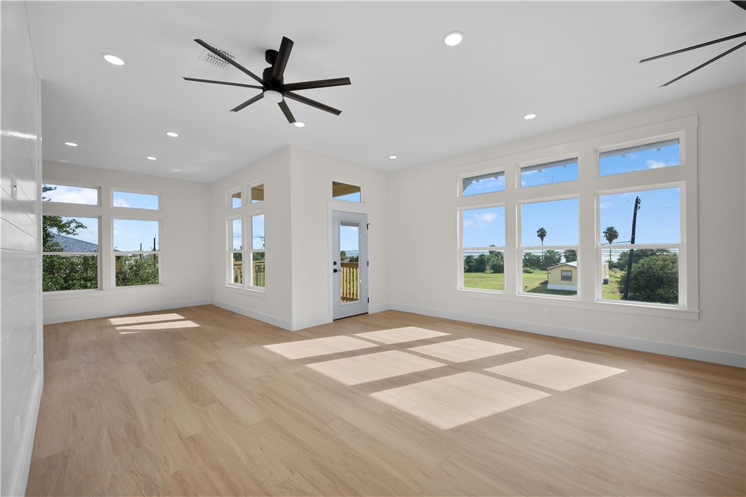 147 Front Rockport TX 78382