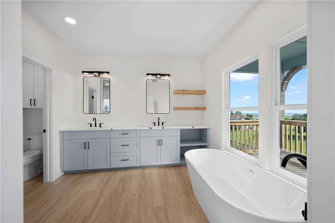 147 Front Rockport TX 78382
