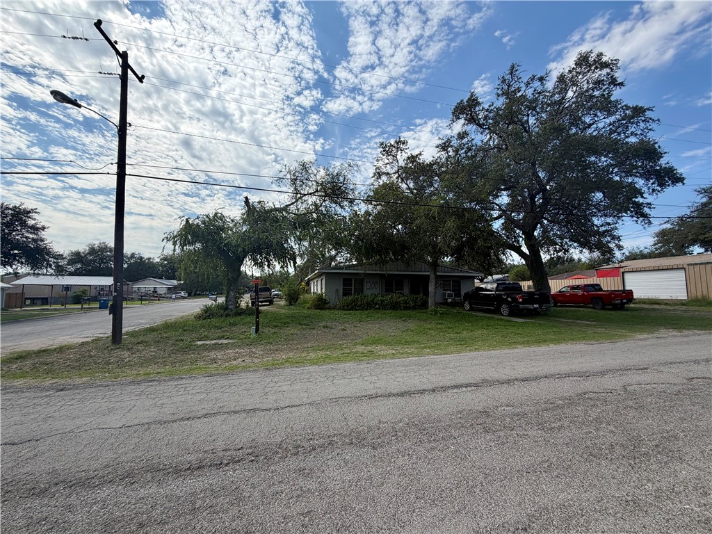 1202 Terry Street George West TX 78022