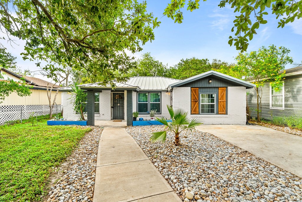 647 W Main Avenue Robstown TX 78380