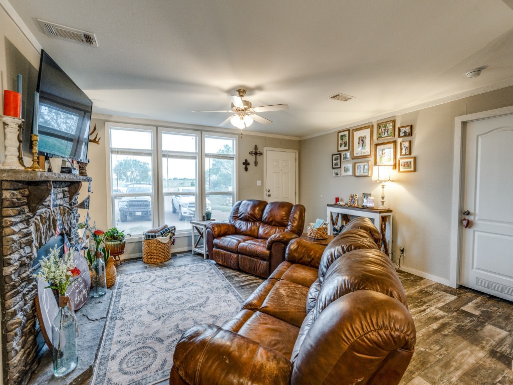 2831 County Road 430 Pleasanton TX 78064