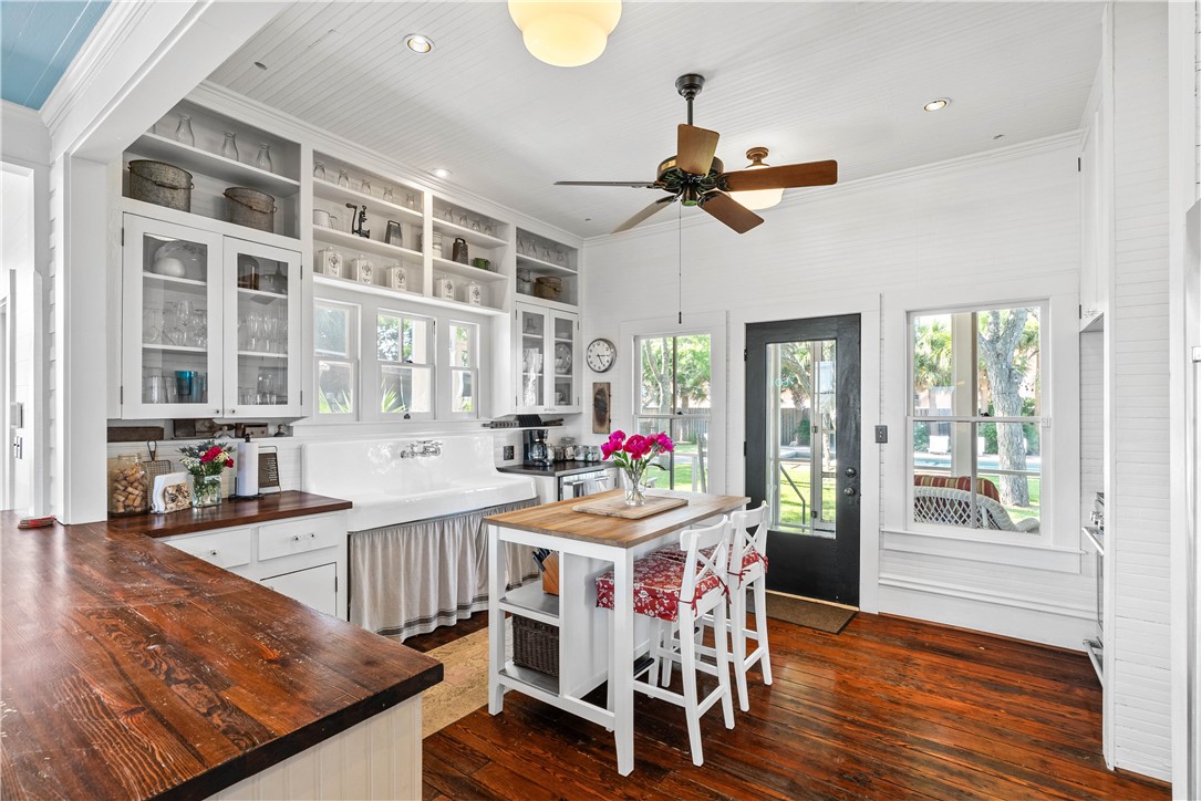 203 N Magnolia Street Rockport TX 78382
