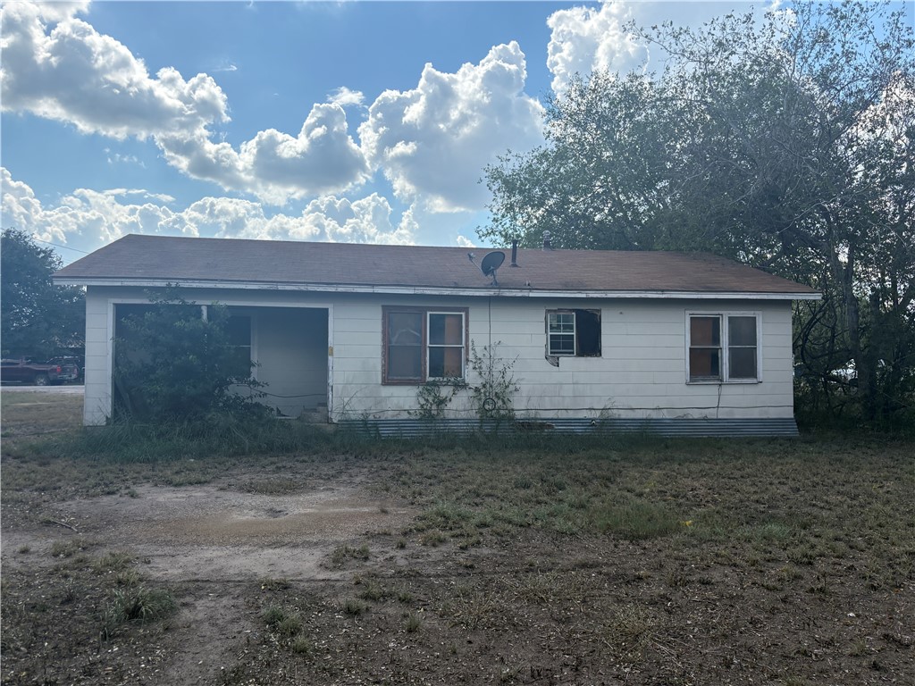 104 Charles St S George West TX 78022