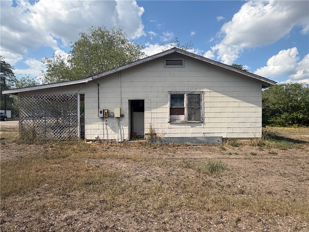 104 Charles St S George West TX 78022