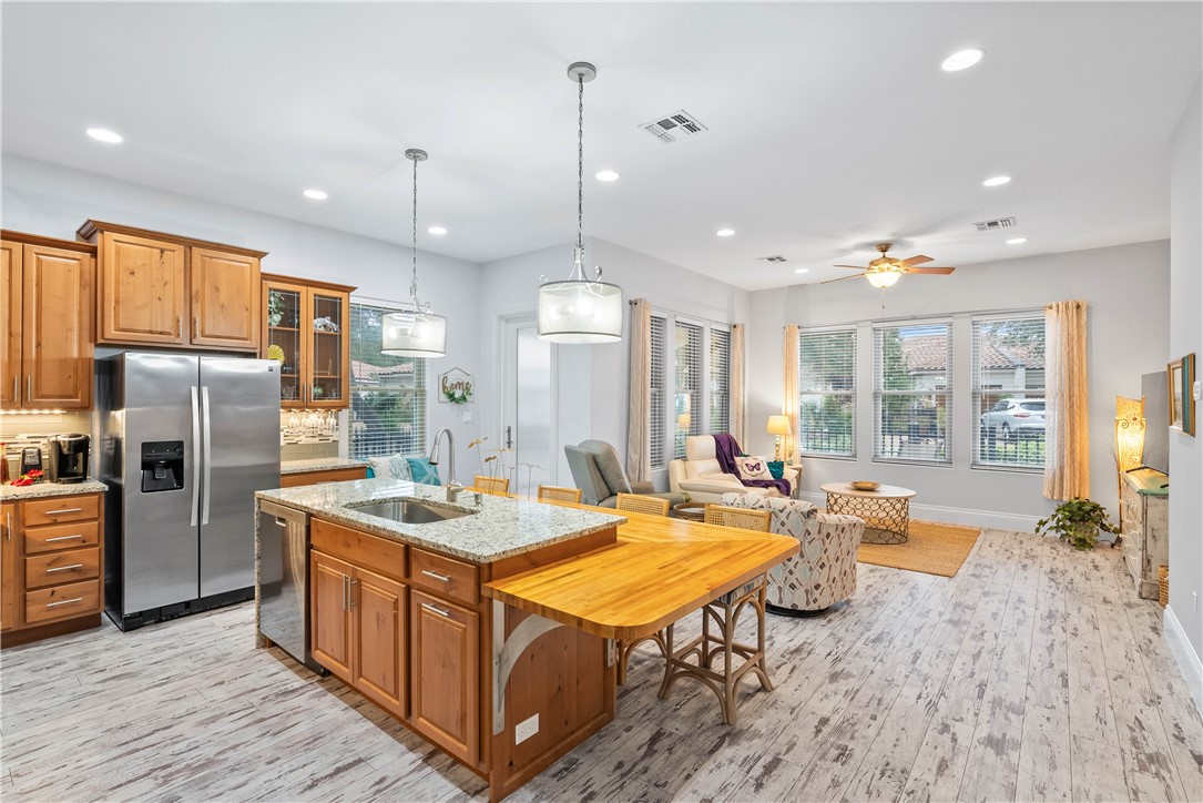 1502 Royal Oaks Trai 1502 Rockport TX 78382