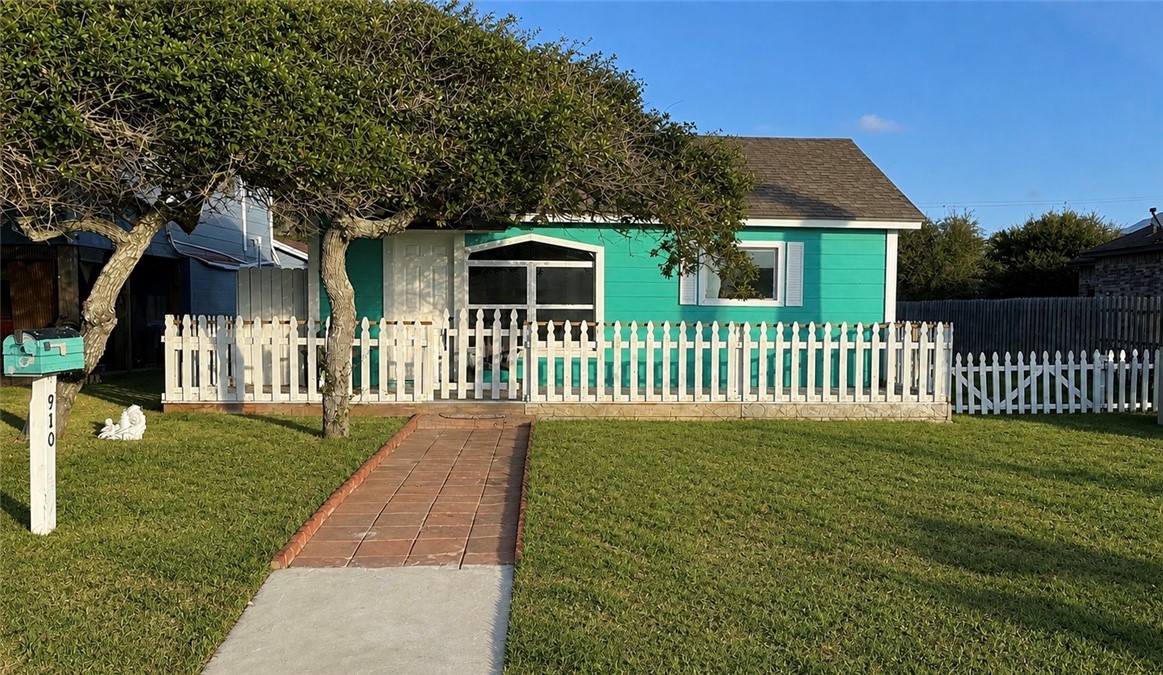 910 E Lakeside Corpus Christi TX 78418
