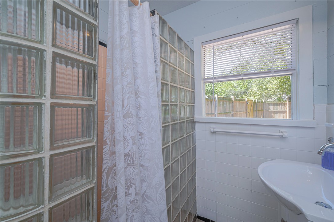 1604 Victoria Avenue Rockport TX 78382