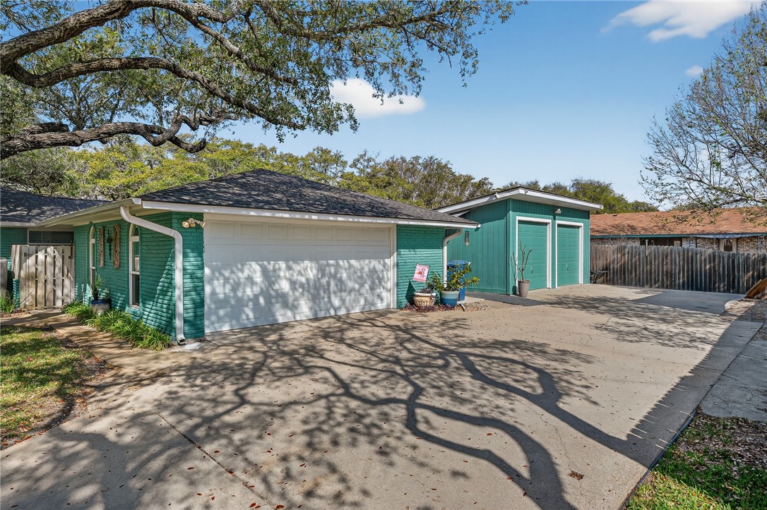1106 S Paisano Drive Rockport TX 78382