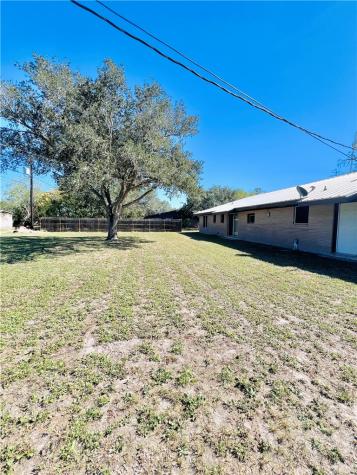 1105 Johnson Street Woodsboro TX 78393