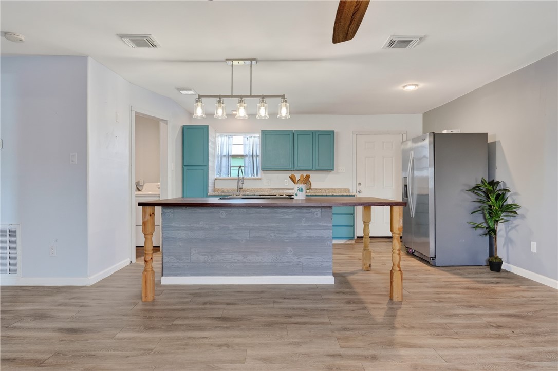 114 W Shady Oak Rockport TX 78382