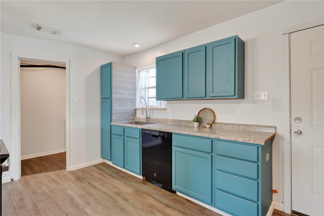 114 W Shady Oak Rockport TX 78382