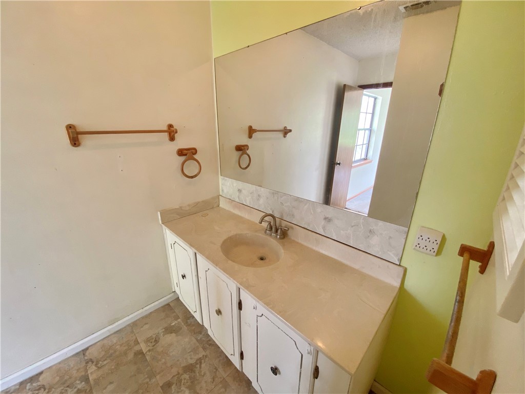 908 Fannin Street George West TX 78022