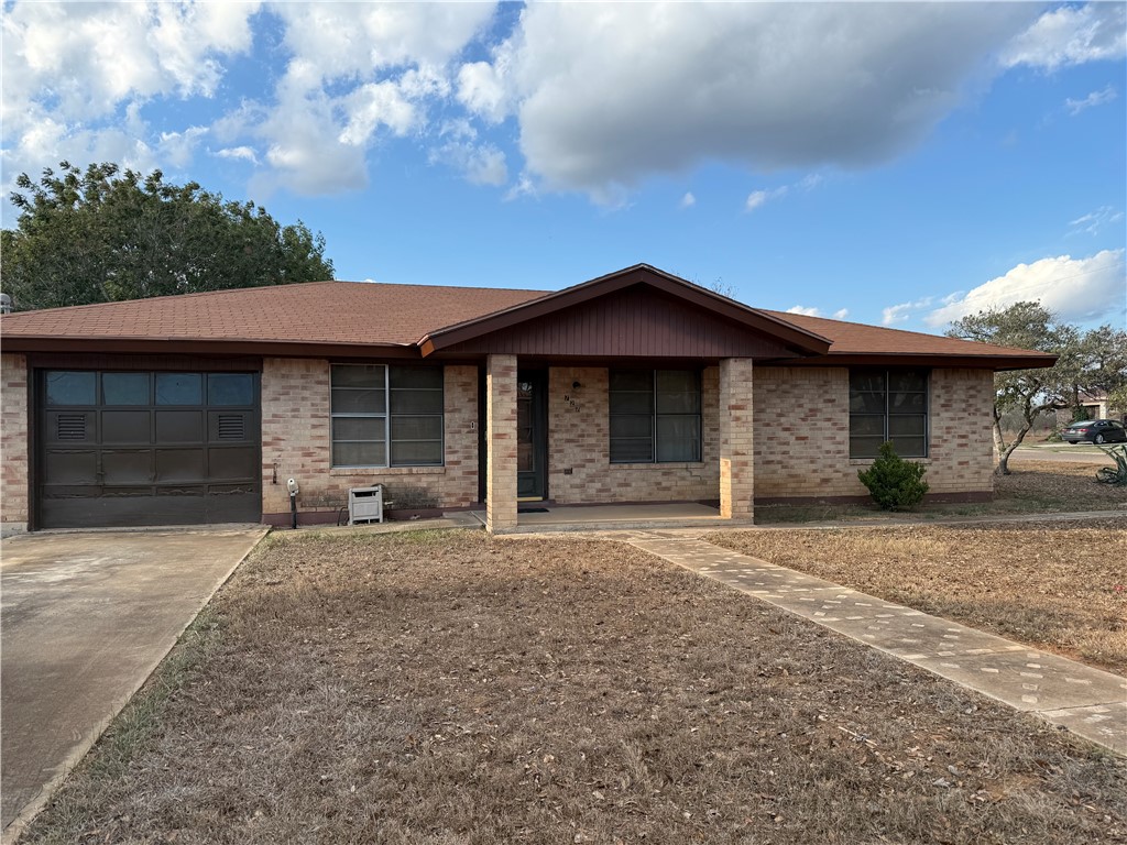 727 Barton Benavides TX 78341