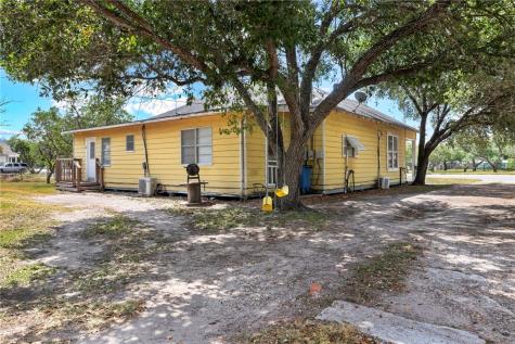 1009 E Sinton Street Sinton TX 78387