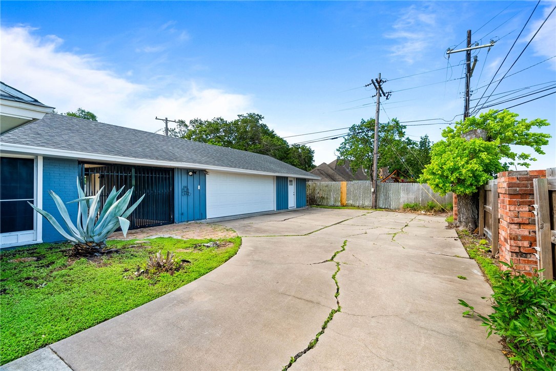 2 Camden Place Corpus Christi TX 78412
