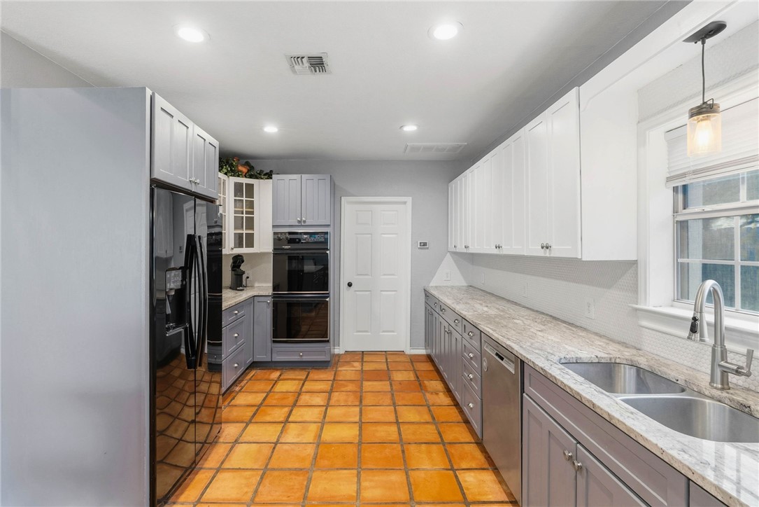2 Camden Place Corpus Christi TX 78412