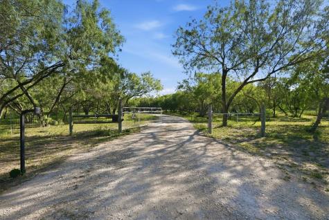 6137 Main Mathis TX 78368