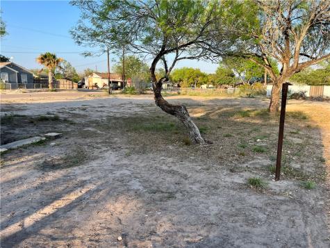 809 Harvill Street Freer TX 78357