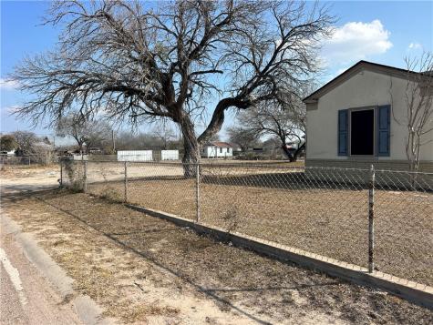 809 Harvill Street Freer TX 78357