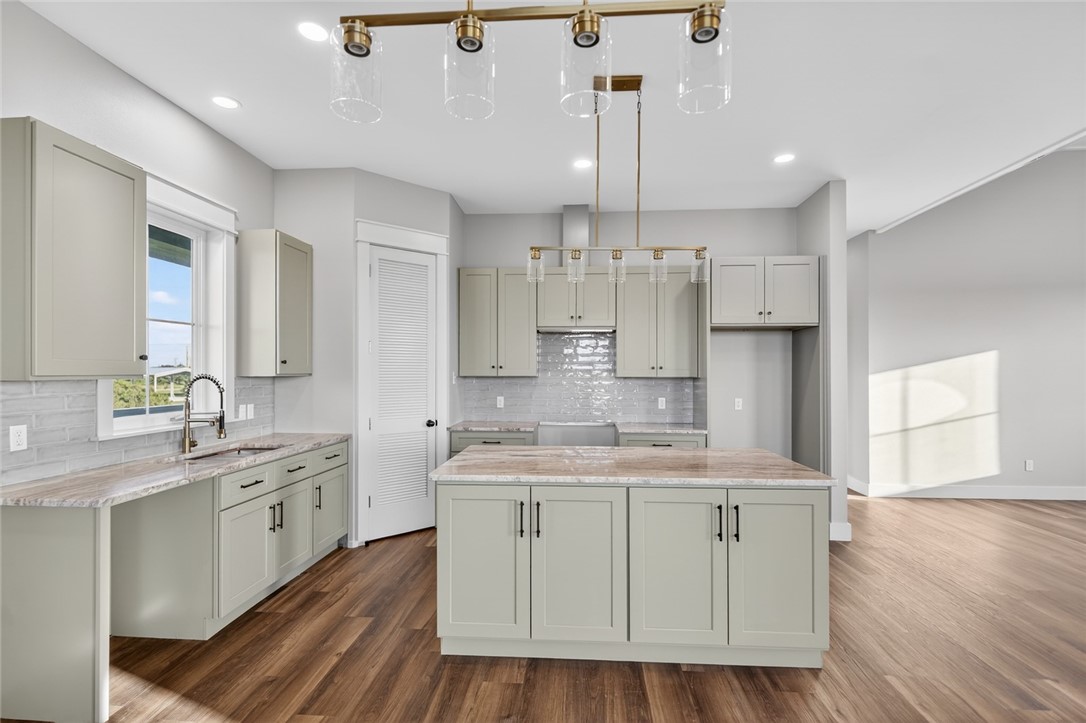 130 W Glen Oak Rockport TX 78382