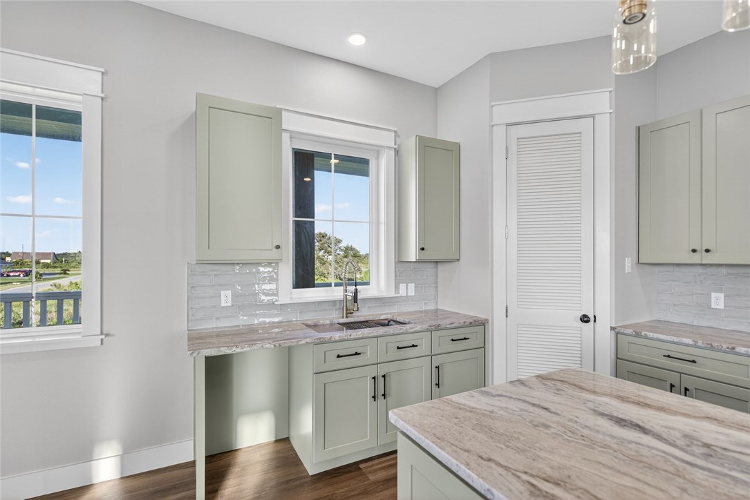 130 W Glen Oak Rockport TX 78382