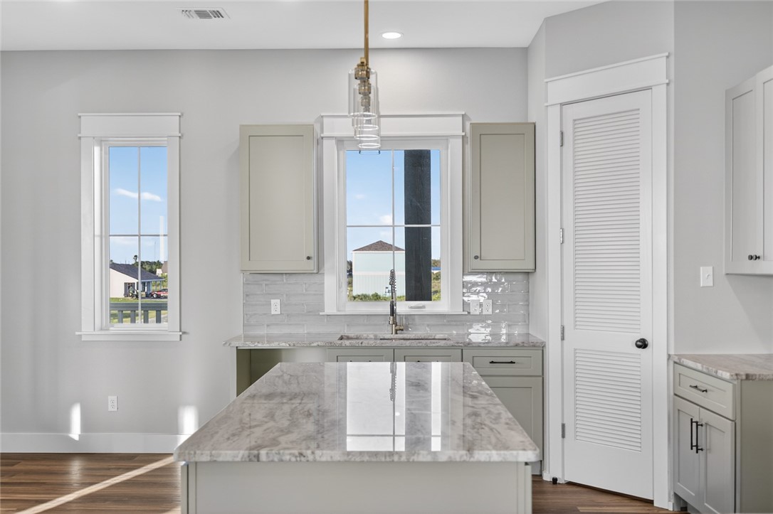 130 W Glen Oak Rockport TX 78382