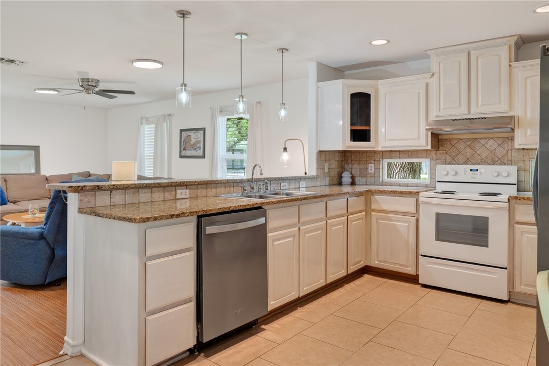 1902 Glass Avenue Rockport TX 78382