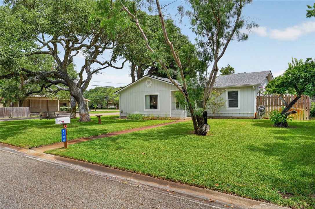 1902 Glass Avenue Rockport TX 78382