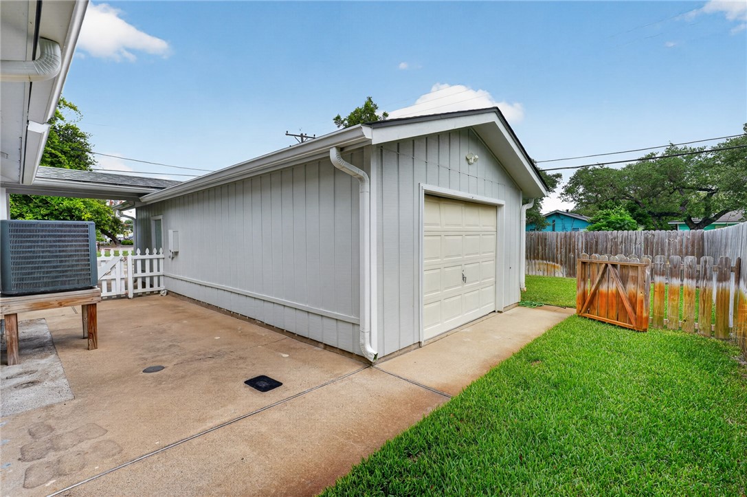 1902 Glass Avenue Rockport TX 78382