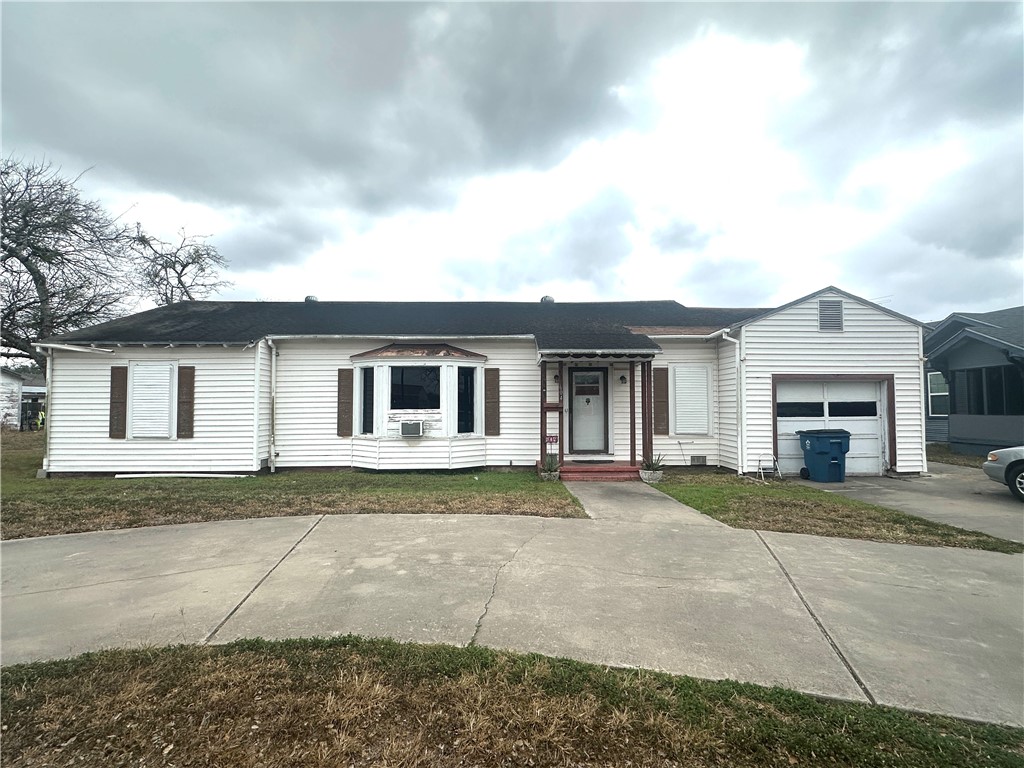604 E Sinton Street Sinton TX 78387