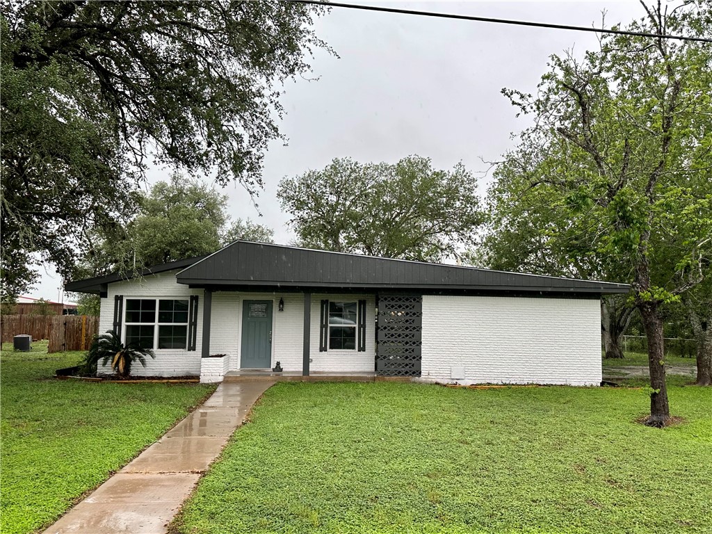 109 Charles Street George West TX 78022