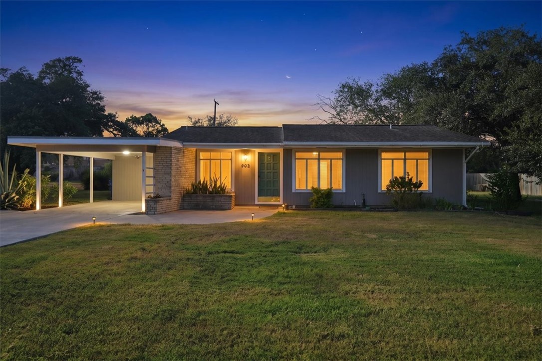 902 Bowie Street George West TX 78022