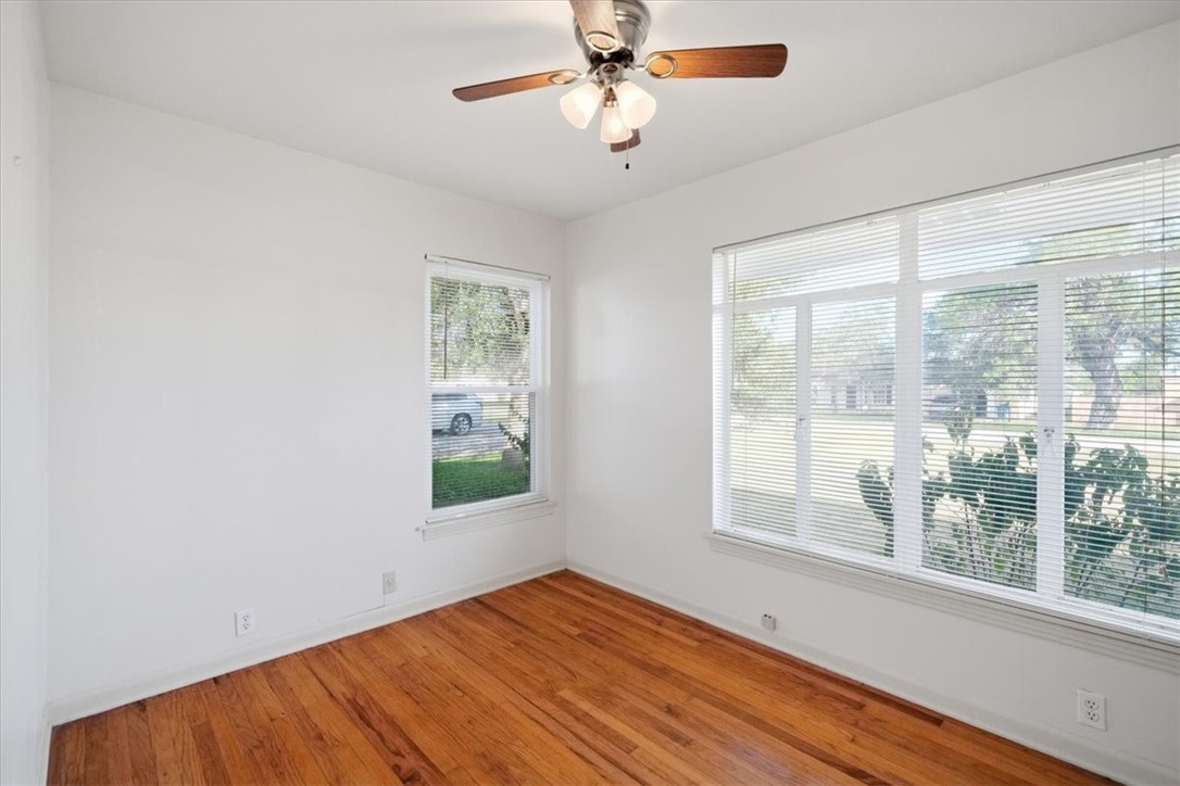902 Bowie Street George West TX 78022