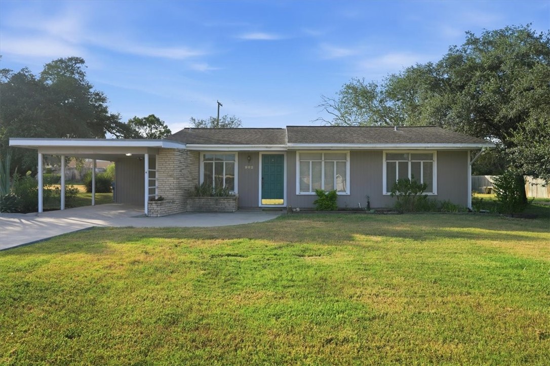 902 Bowie Street George West TX 78022